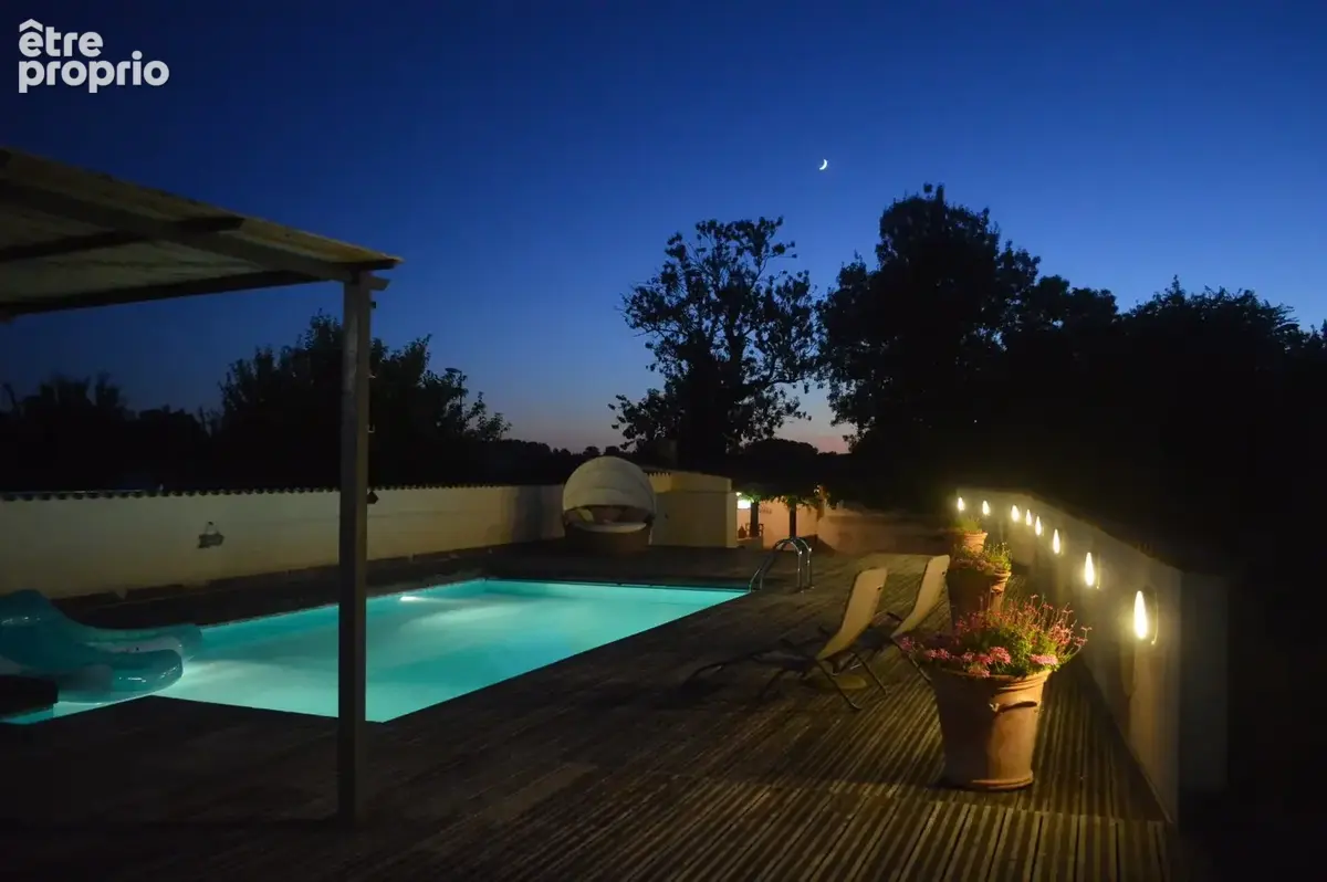 Maison avec piscine, commerces à pied ,dépendances et  grands garages, proche TGV et plages - photo 11