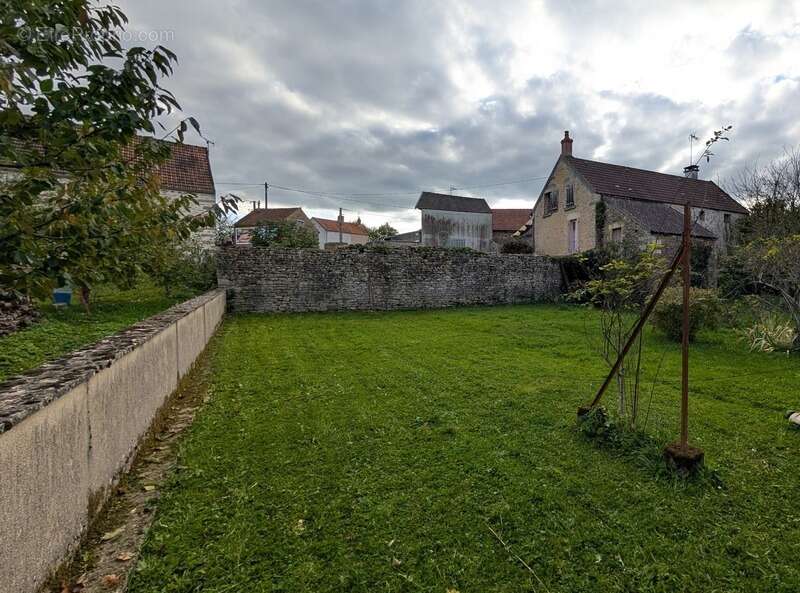 A vendre maison à rénover avec dépendances, garage et grange. SANTIGNY (89) - photo 3