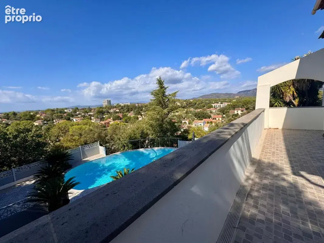 Saint-raphaël – maison de 196 m² avec piscine, vue et espaces de vie généreux - photo 16