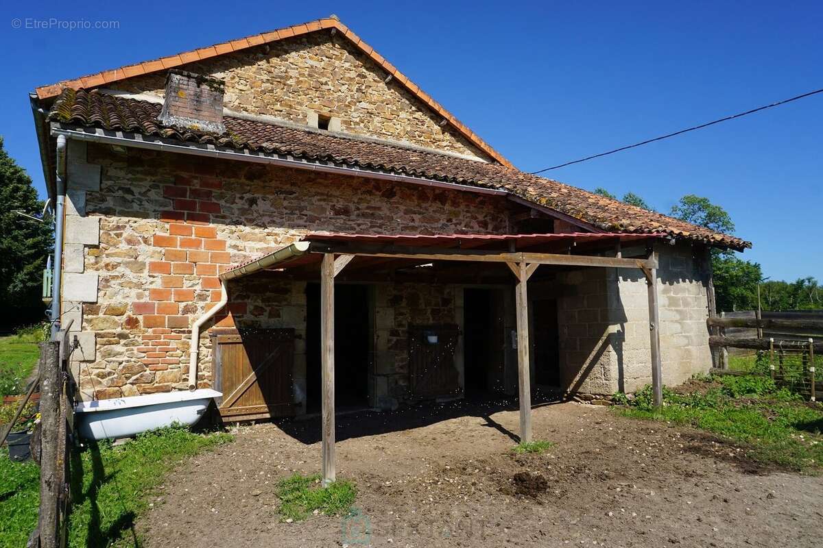 Superbe corps de ferme en pierre niché au coeur du paisible et pittoresque parc naturel du Périgord vert. - photo 7