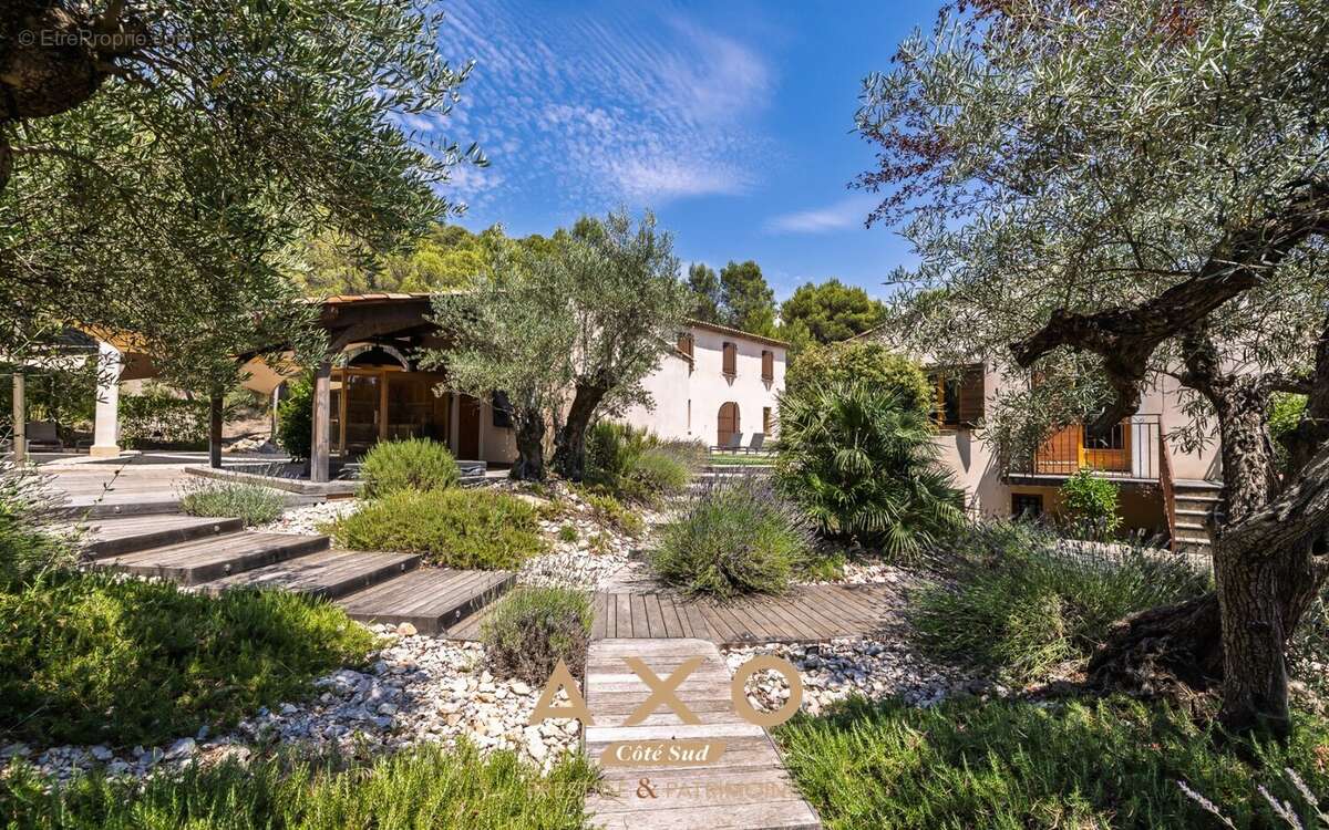 Saint marc jaumegarde - vue sainte victoire - ensemble immobilier - 2 maisons - 380 m2  - appartements - jacuzzi - spa - 2 pisci - photo 18