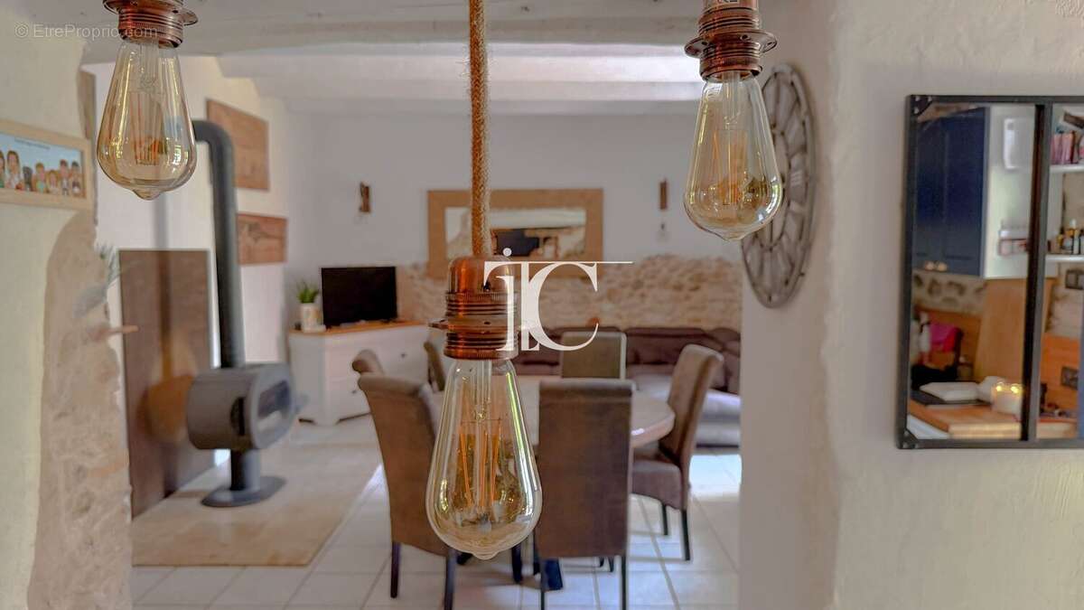 Charmante maison en pierre avec terrasse et jardin, au cur d'un village authentique - photo 5