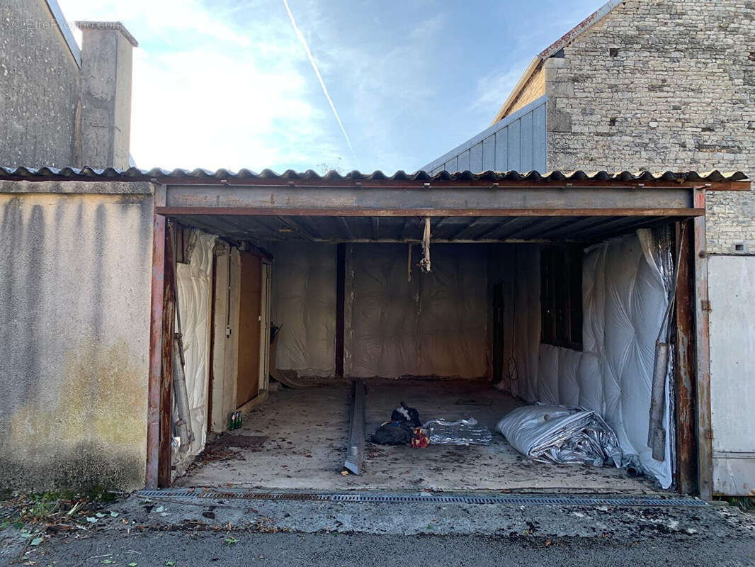 Maison à JOURS-LES-BAIGNEUX