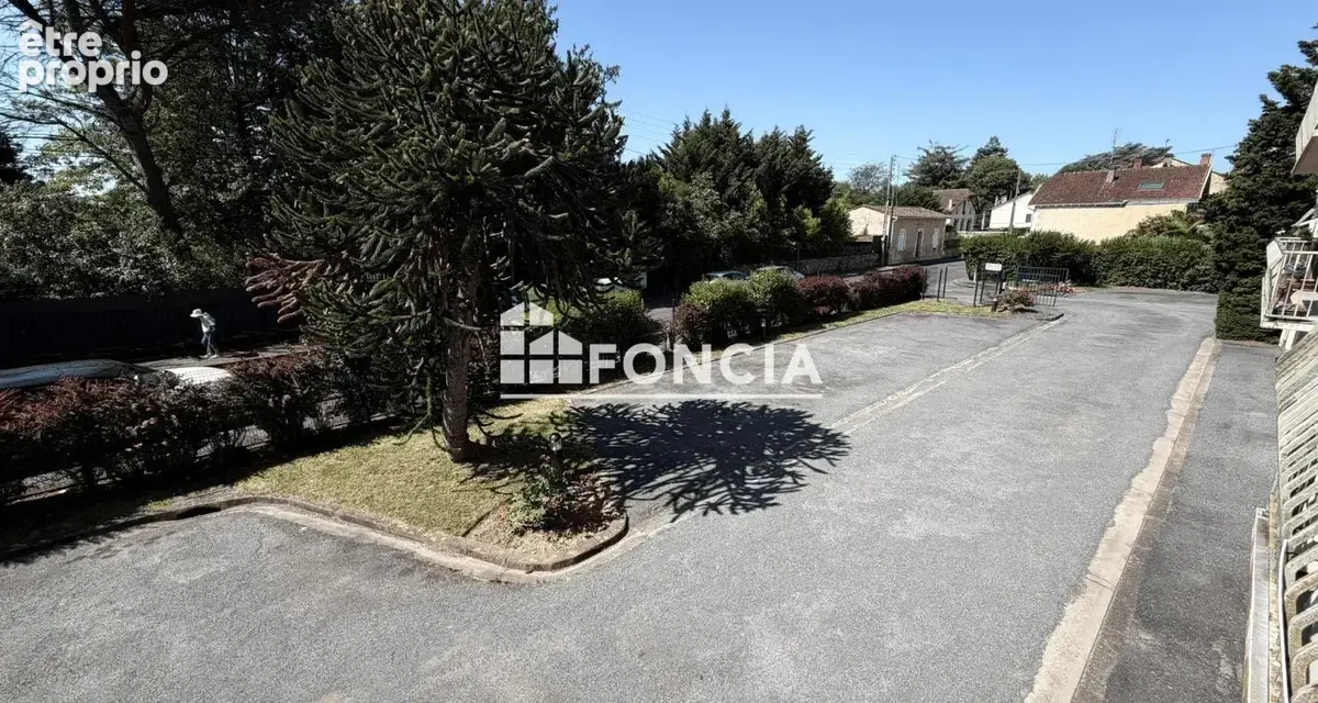 À Bergerac, découvrez cet appartement 3 pièces de 74 m², idéal pour habiter ou investir. Lumineux et fonctionnel, il offre un ca - photo 2