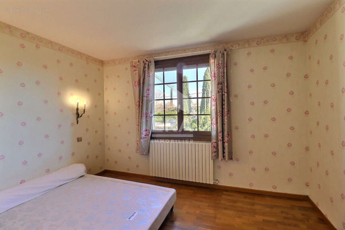 Maison à ENTRAIGUES-SUR-LA-SORGUE