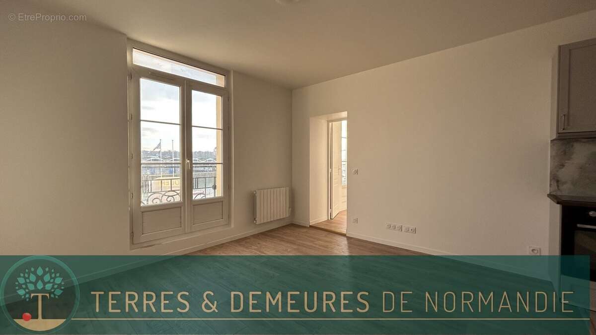 T2 de 44,40m² avec vue port, loué, au 3ème étage, proche de la gare de Dieppe, en Seine-Maritime. - photo 2