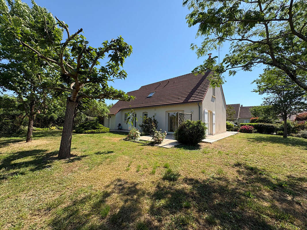 Maison à YZEURES-SUR-CREUSE