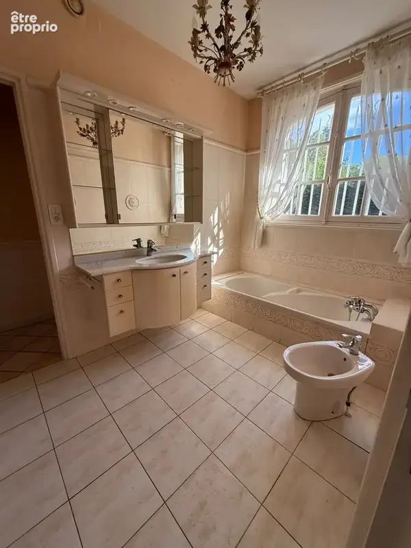 Dans un quartier prisé villa de 210 m2 dans un parc de 2000m2 - photo 9