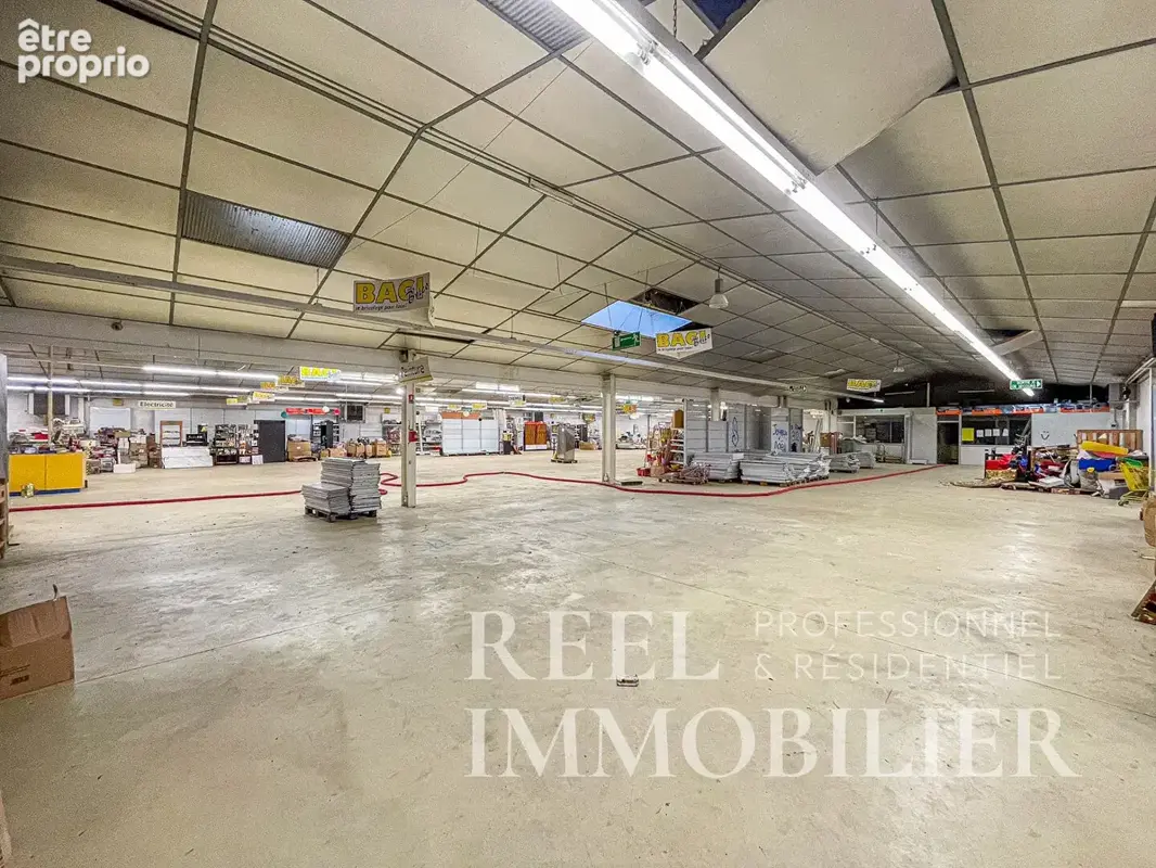 Local commercial de grande surface avec parking  - Emplacement n°1 - photo 7