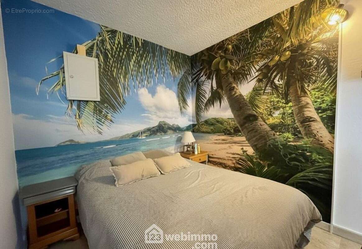Espace nuit indépendant offrant un coin repos séparé du séjour. - Appartement à SAINTE-MAXIME