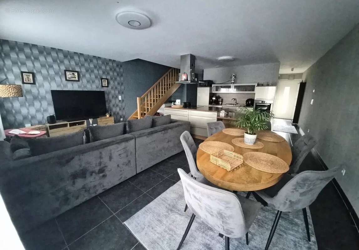 Maison à AY-SUR-MOSELLE