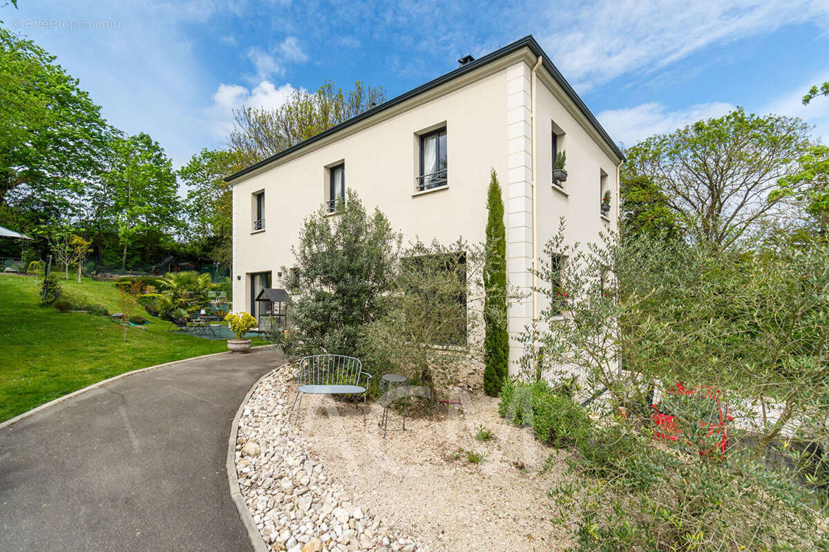 Maison à LE MESNIL-LE-ROI