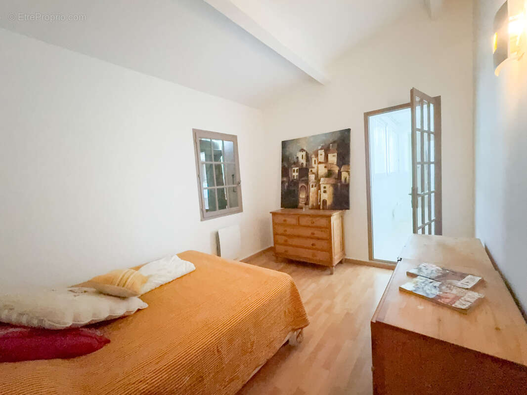 Maison à SAINT-MITRE-LES-REMPARTS