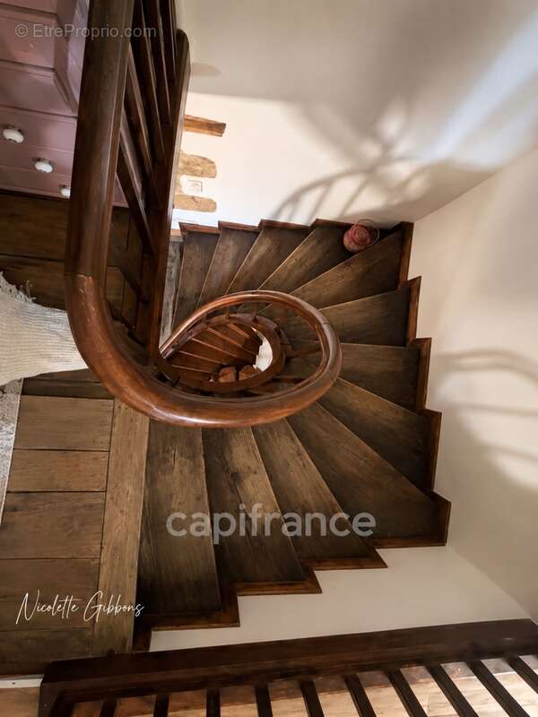 Jolie maison en pierres avec petites dépendances - photo 10