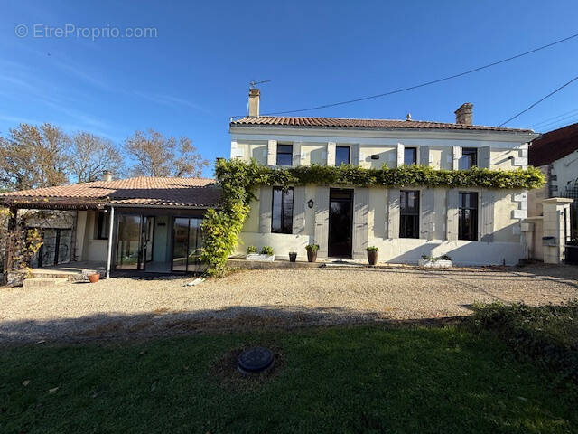 Maison à SAINT-SORLIN-DE-CONAC