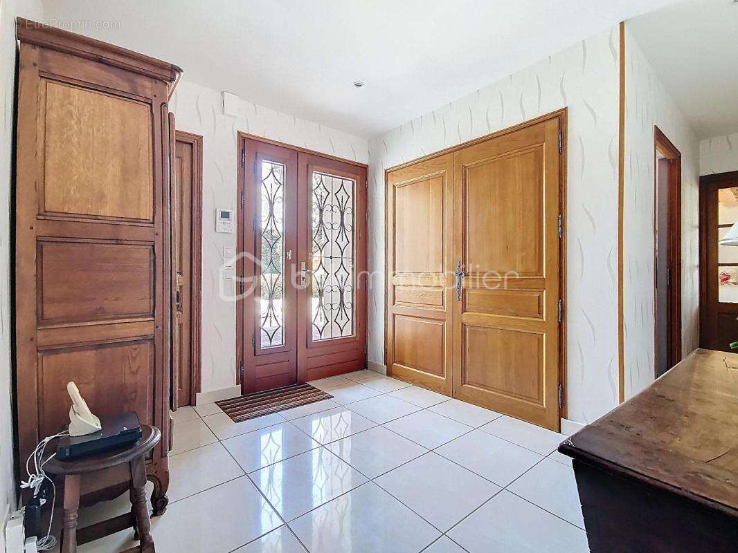 À VENDRE – Maison de caractère de 201 m² avec jardin paysager , piscine ‍ et vue dégagée  - photo 5