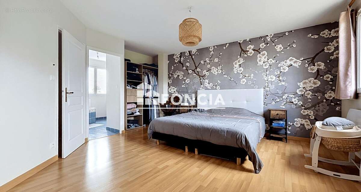 Maison familiale avec 3 suites, bureau et 2 garages - photo 8