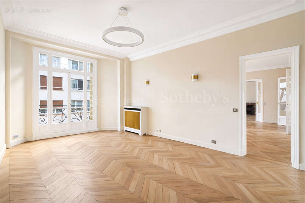Appartement à PARIS-16E