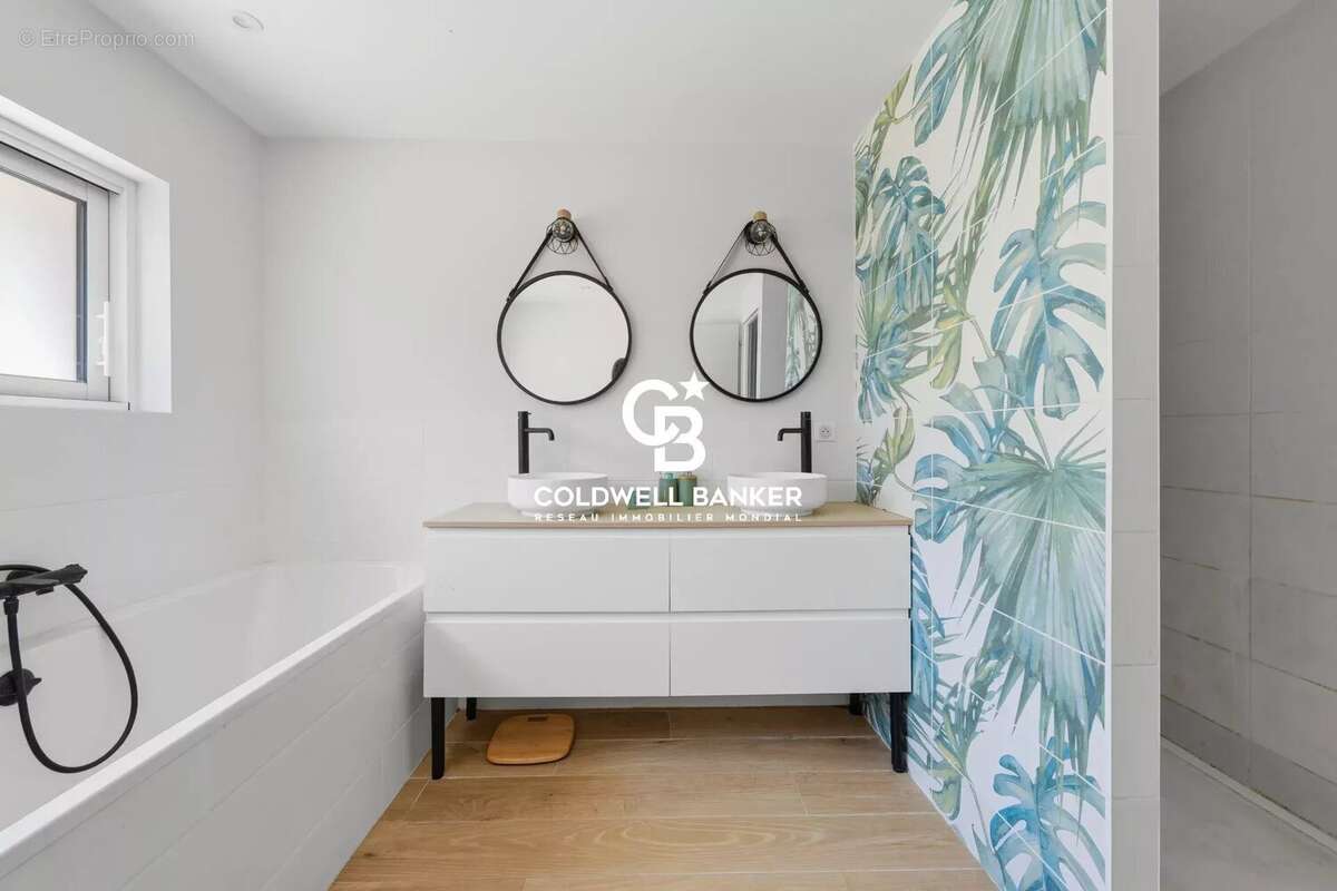 Appartement à SAINT-MATHIEU-DE-TREVIERS