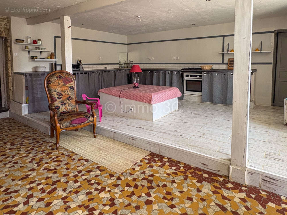 Maison en pierres avec dépendances - photo 2