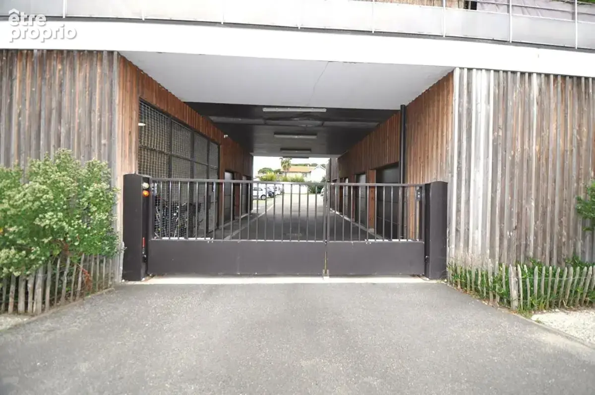 Parking prive et securise a aiguillon - photo 3