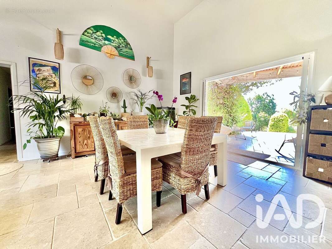 Maison 207 m² à Saint-Paul-En-Foret  - photo 2