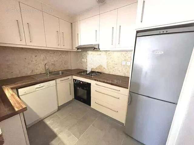 À VENDRE – Charmant T2 duplex rénové avec terrasse et parking – Carqueiranne (83320) - photo 4