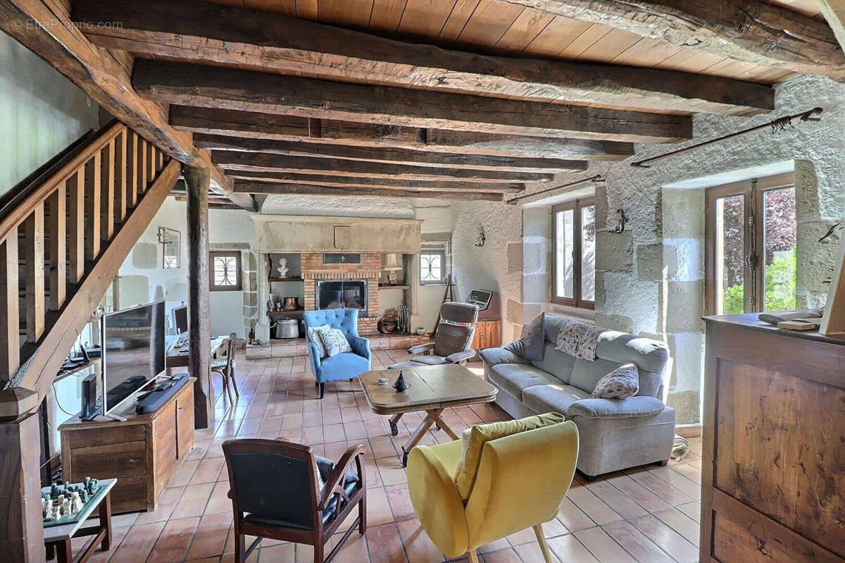 Jolie maison de village en pierre - photo 9