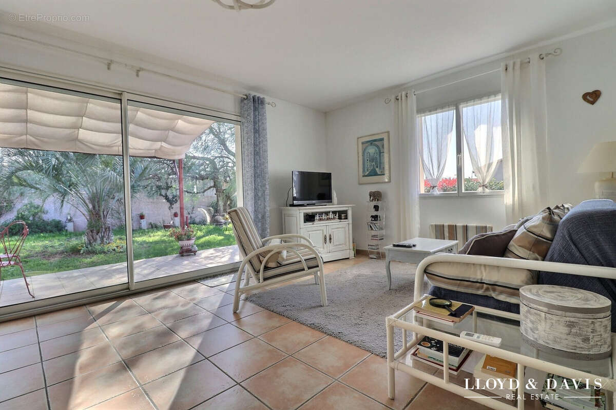 grand salon séjour cuisine - Maison à VILLENEUVE-DE-LA-RAHO