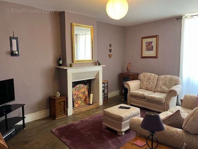 Appartement à LES SALLES-LAVAUGUYON