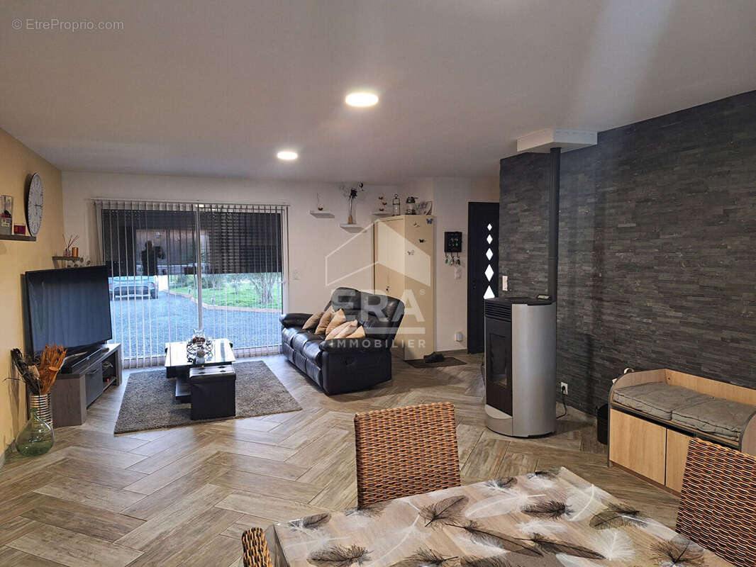 Maison à LA ROCHE-CHALAIS