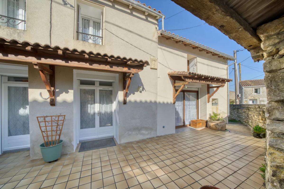 Maison à SAINT-HILAIRE-DE-VILLEFRANCHE