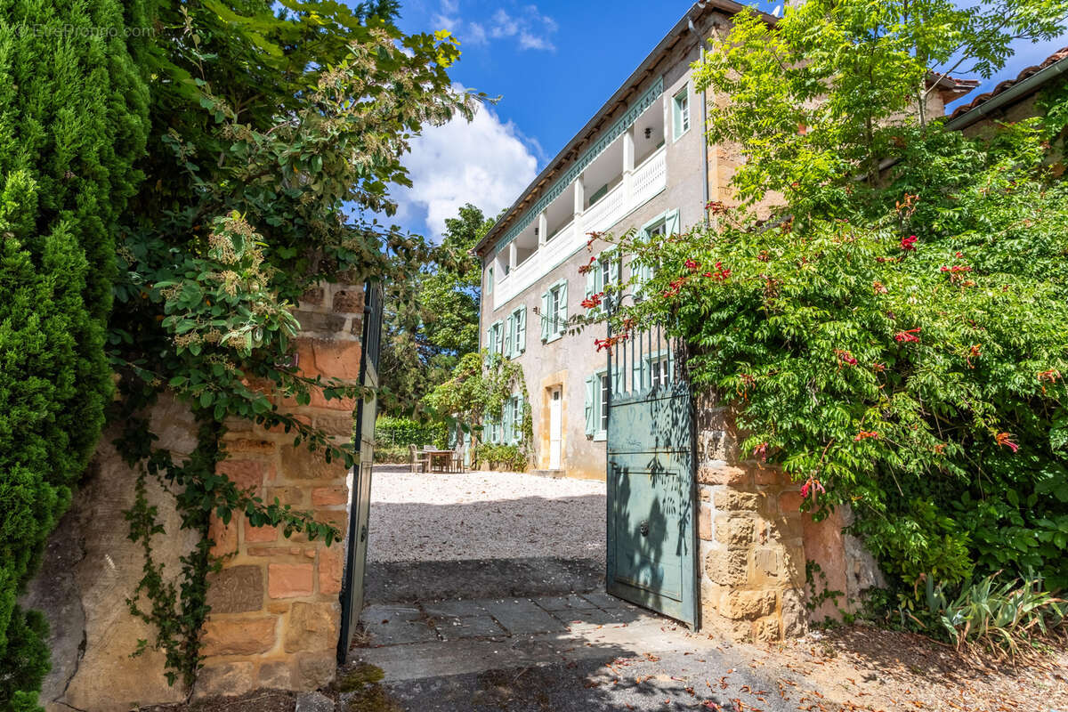 Stone Presbytere in a hamlet with mountain views - photo 32