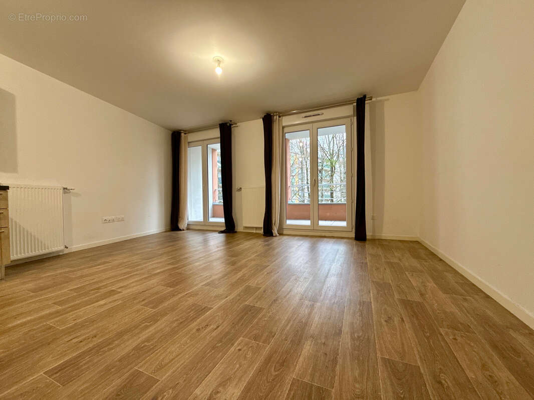Superbe appartement 4 pièces récent avec un balcon sur parc , futur métro l16 - photo 4