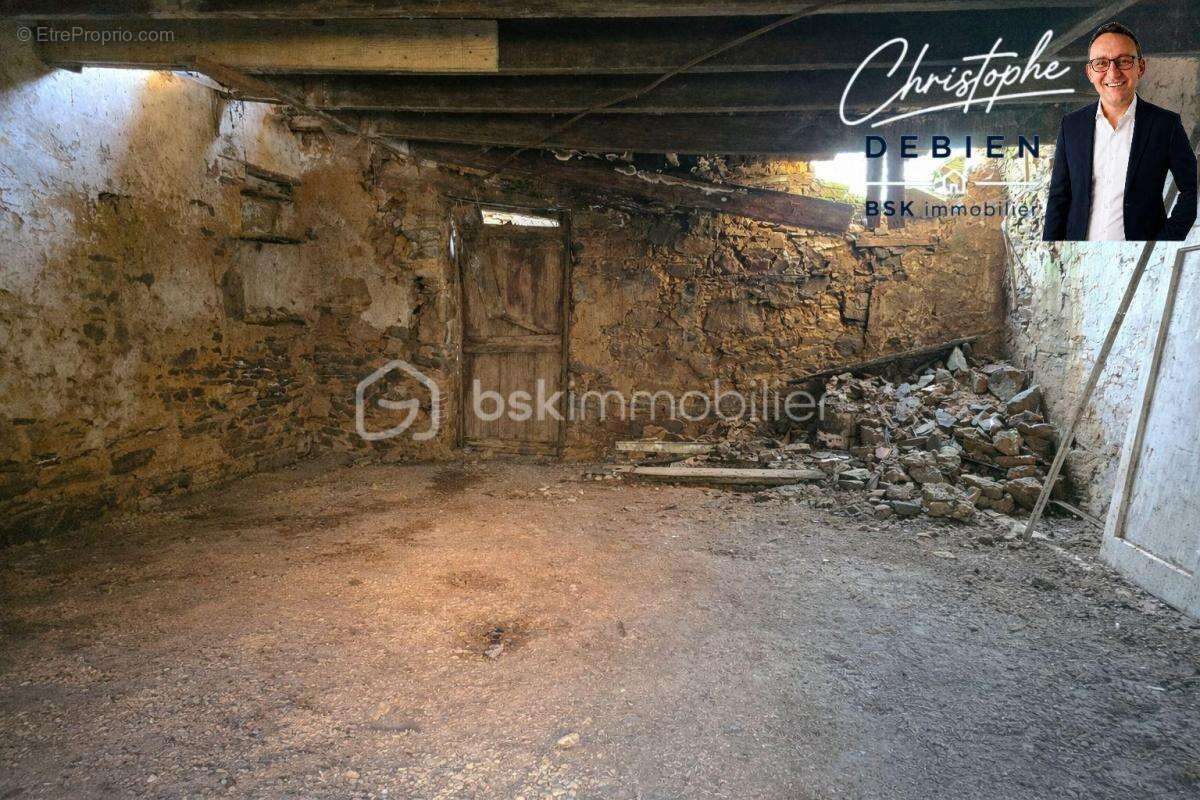 Maison en pierre de 110 m² à rénover dans un hameau paisible à chavagnes-en-paillers - photo 6