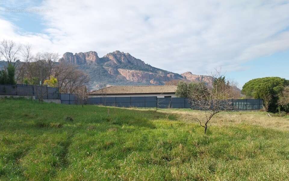 Terrain 887 m² à Roquebrune-Sur-Argens  - photo 2