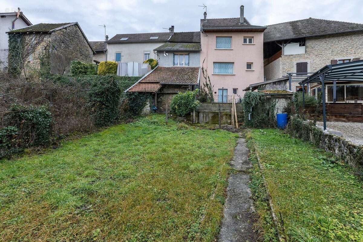 Maison à MONTALIEU-VERCIEU