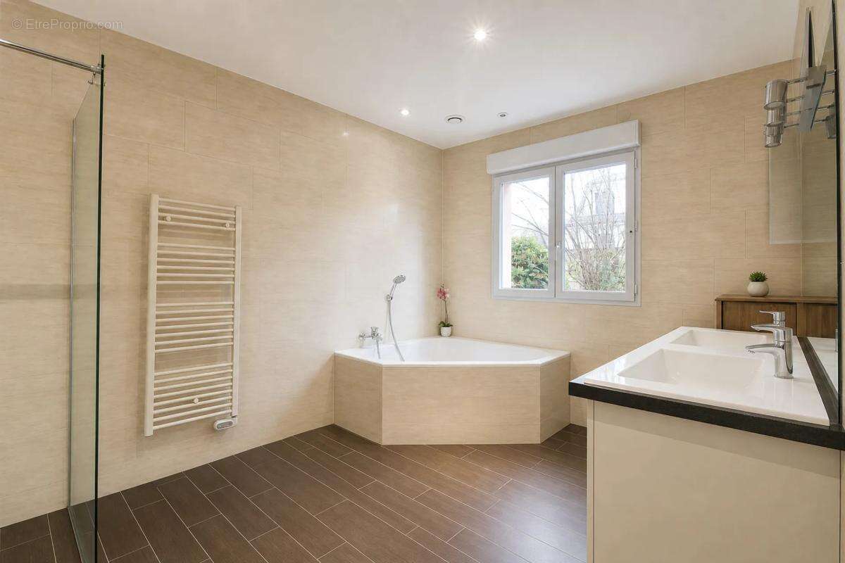 Maison 7 pièces de 197 m2 avec jardin en vente à Courtry - Idéal pour familles - photo 17