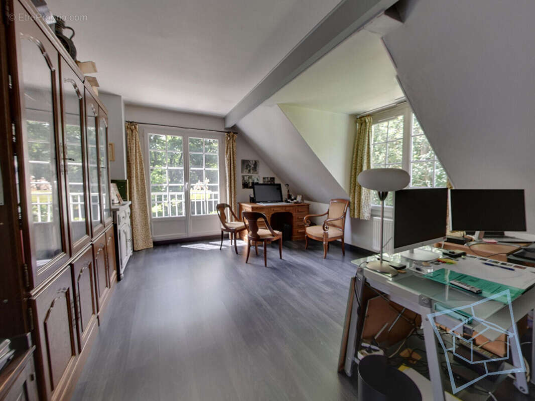 Maison à DAMPIERRE-EN-YVELINES