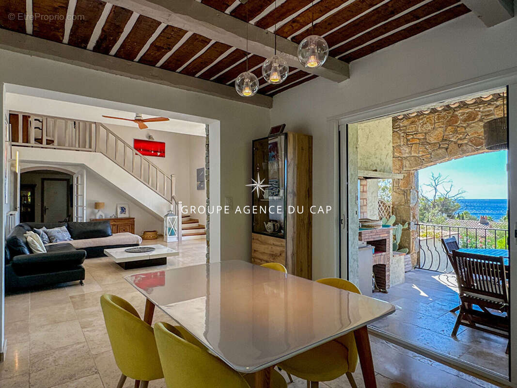 A vendre villa 6 chambres en suite piscine pool house vue mer panoramique sur st-tropez garages et parkings - photo 10