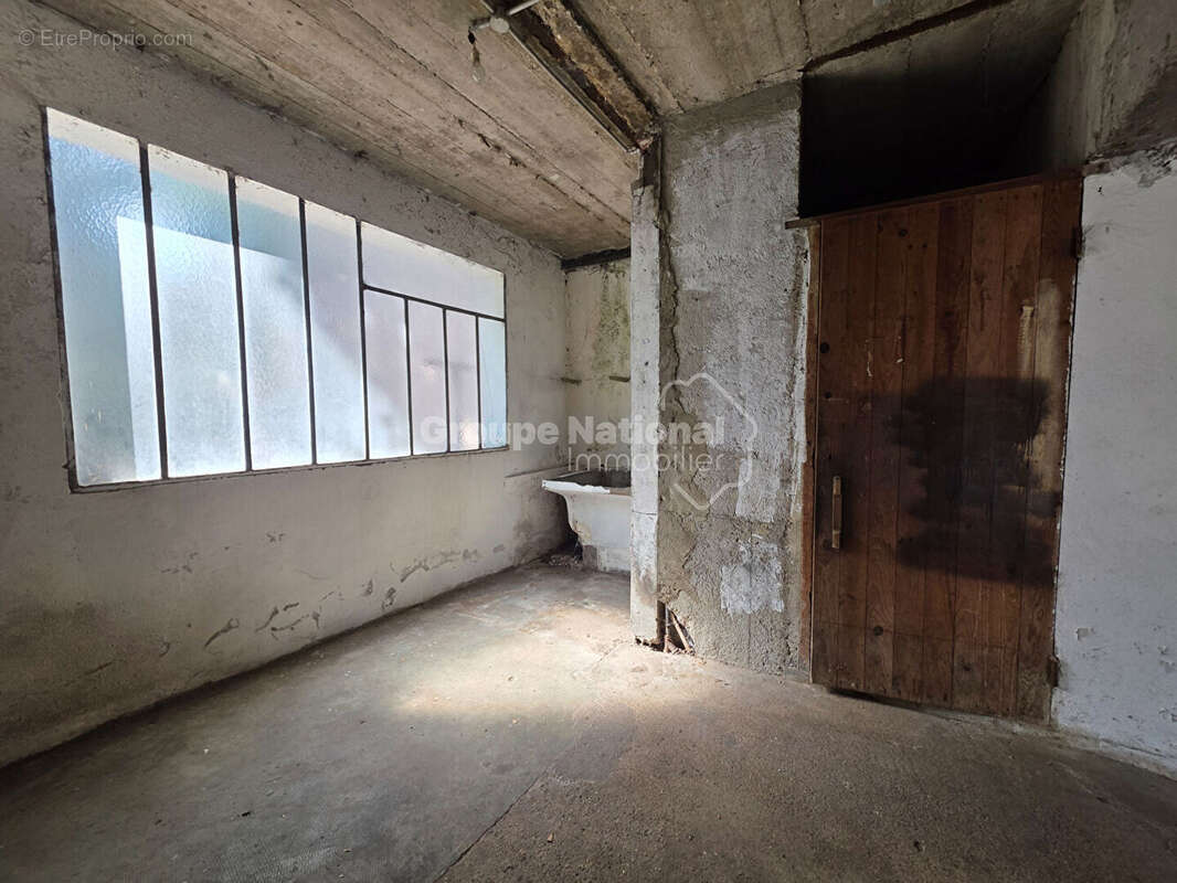 Maison de ville - Potentiel, grands garages et cour - photo 13