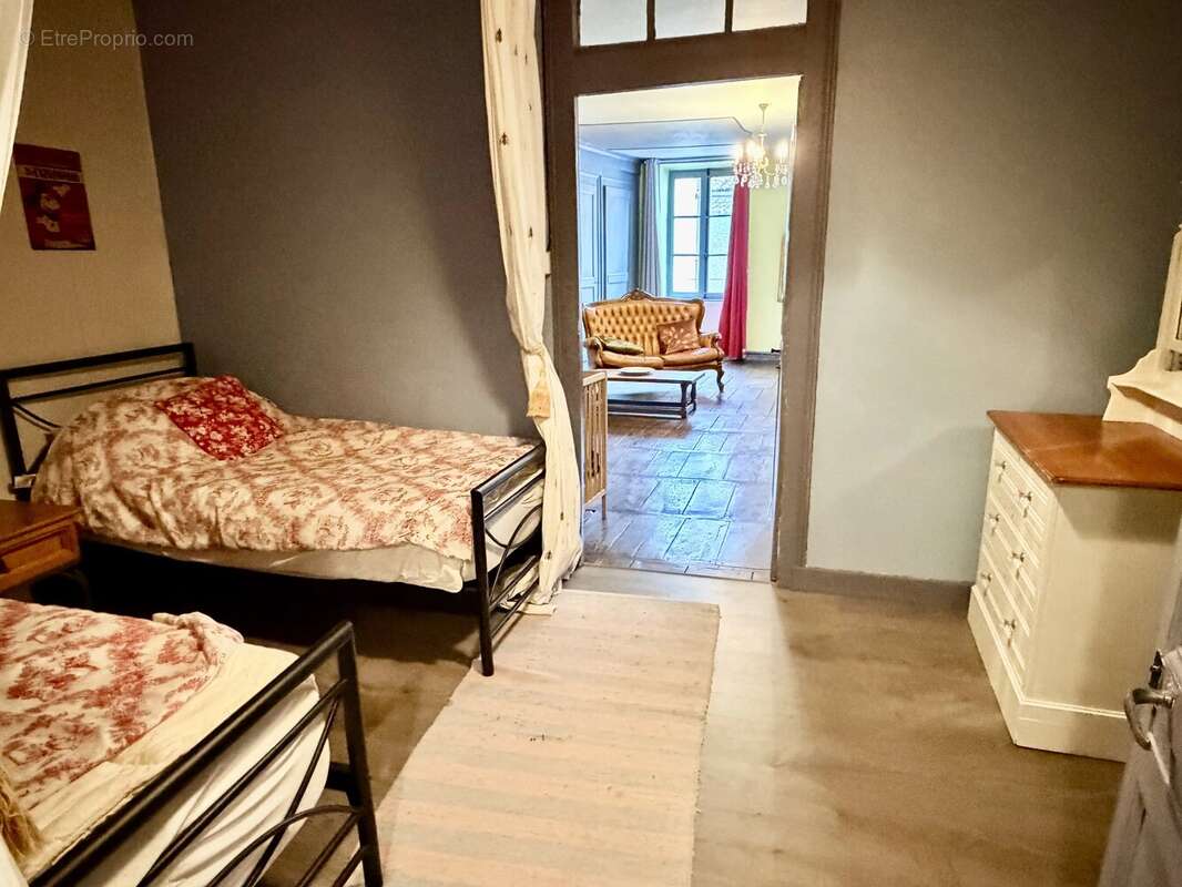 Grande maison de ville rénovée, dont l'âme authentique a été préservée. - photo 14