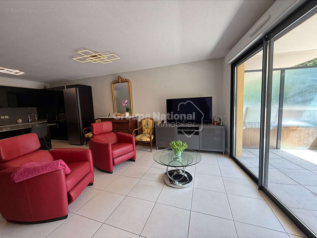 Appartement à LA ROQUETTE-SUR-SIAGNE