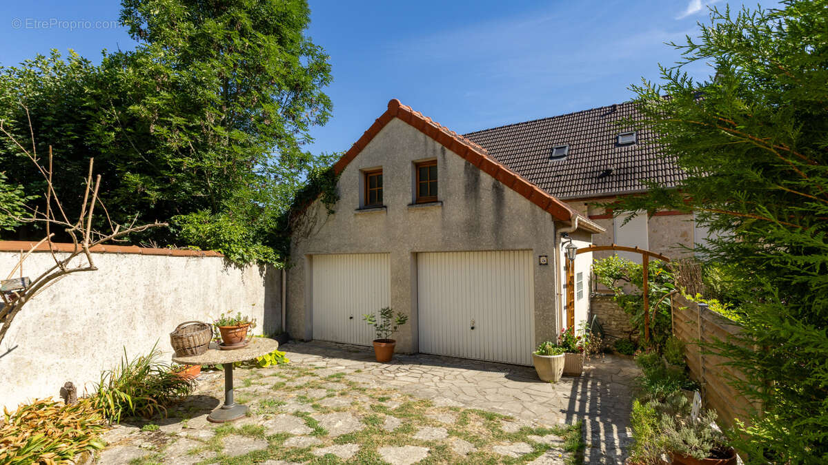 Maison à THIVERVAL-GRIGNON
