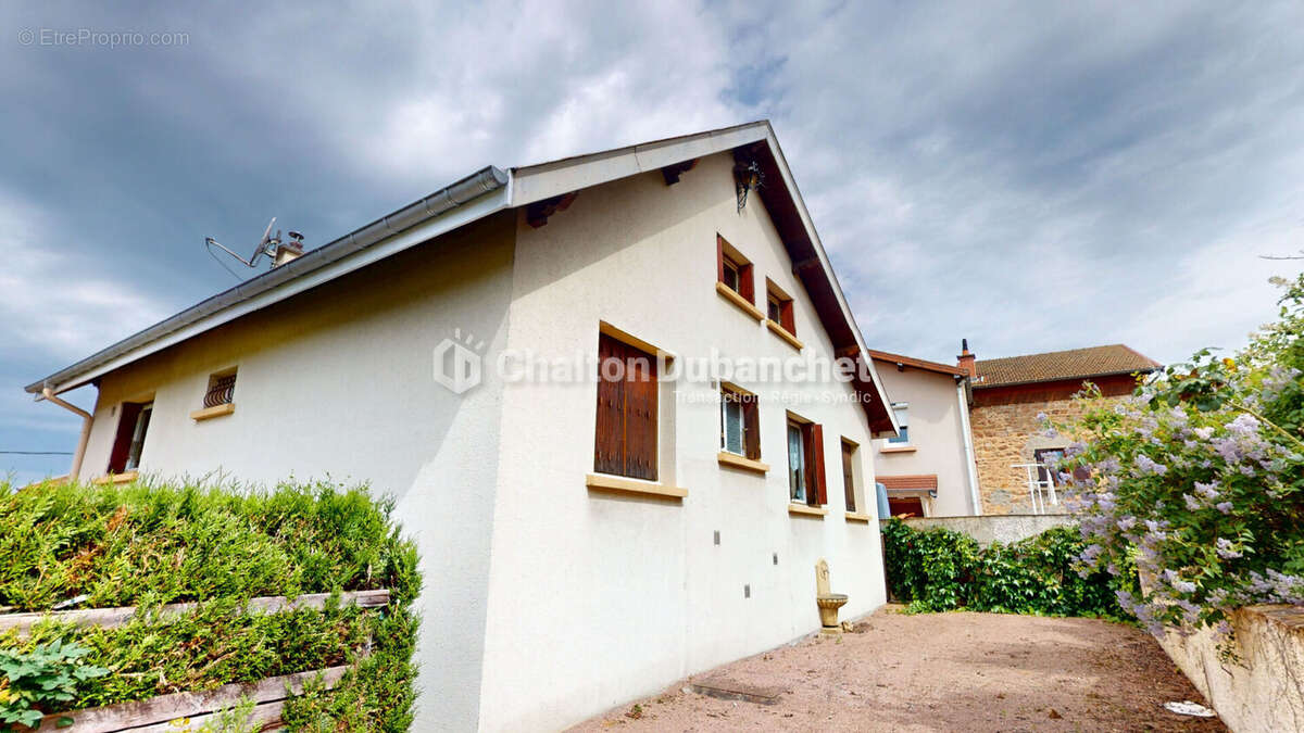 COURS - Maison de 159 m² - photo 2