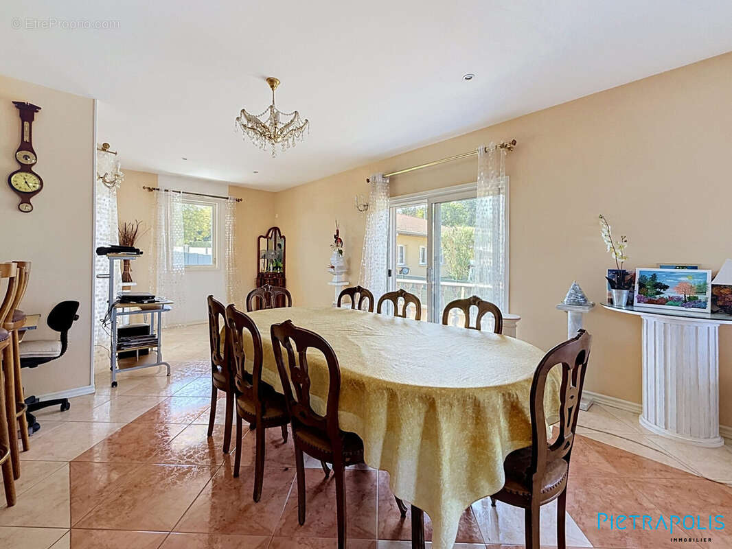 Maison 233 m² à Commelle-Vernay  - photo 4