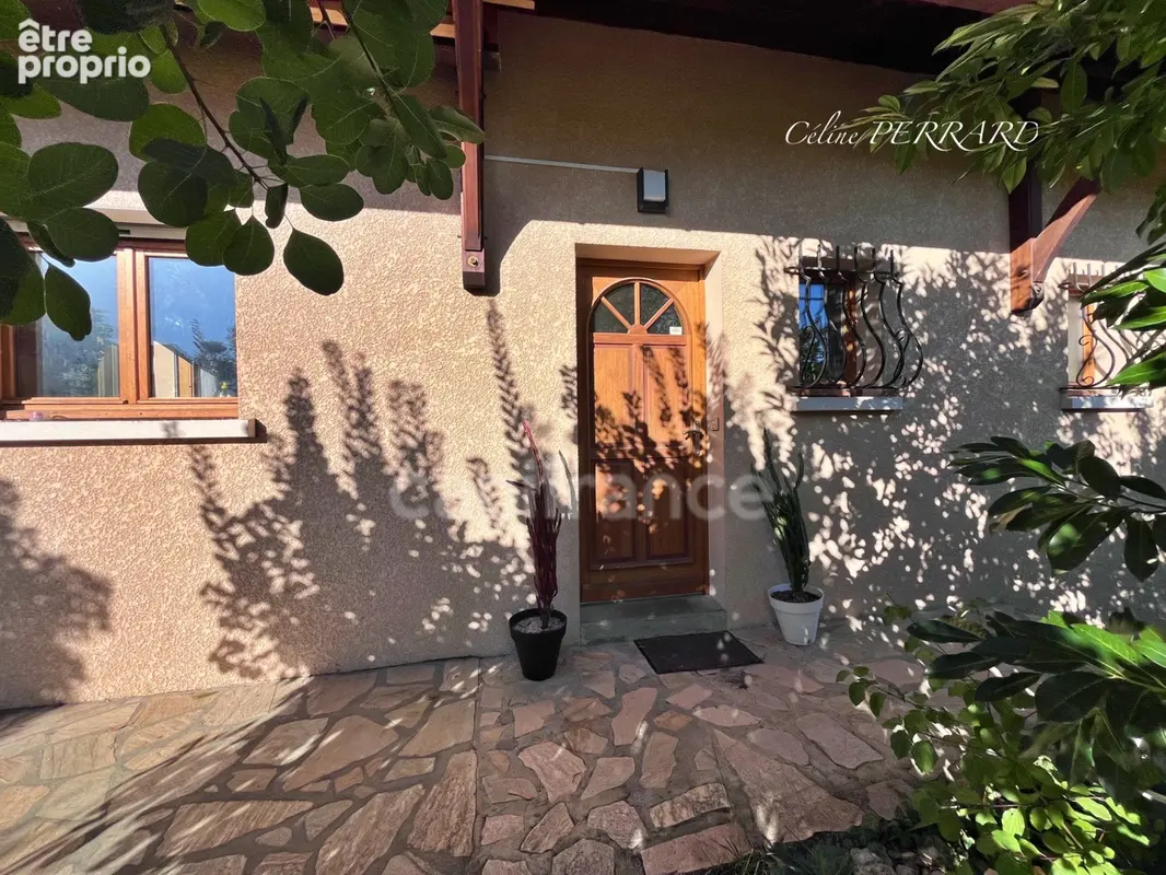 Maison SCIEZ (74), Maison 4 chambres avec piscine et vue lac - sous-sol, double garage, terrain, calme. Un cadre de vie très agr - photo 3