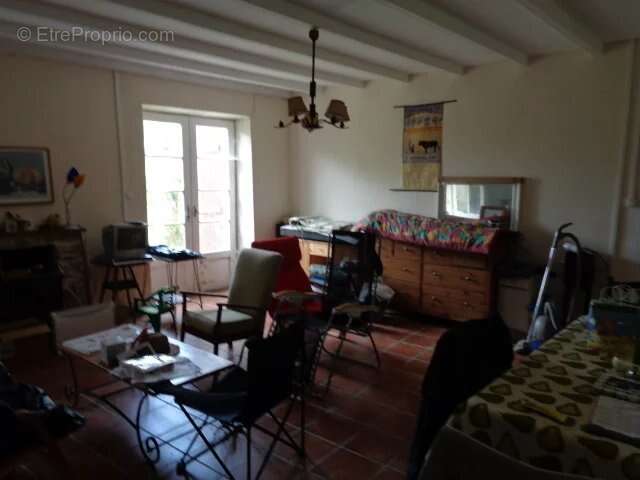 Charmante maison en pierre de deux chambres à rénover, avec une grande grange - photo 4