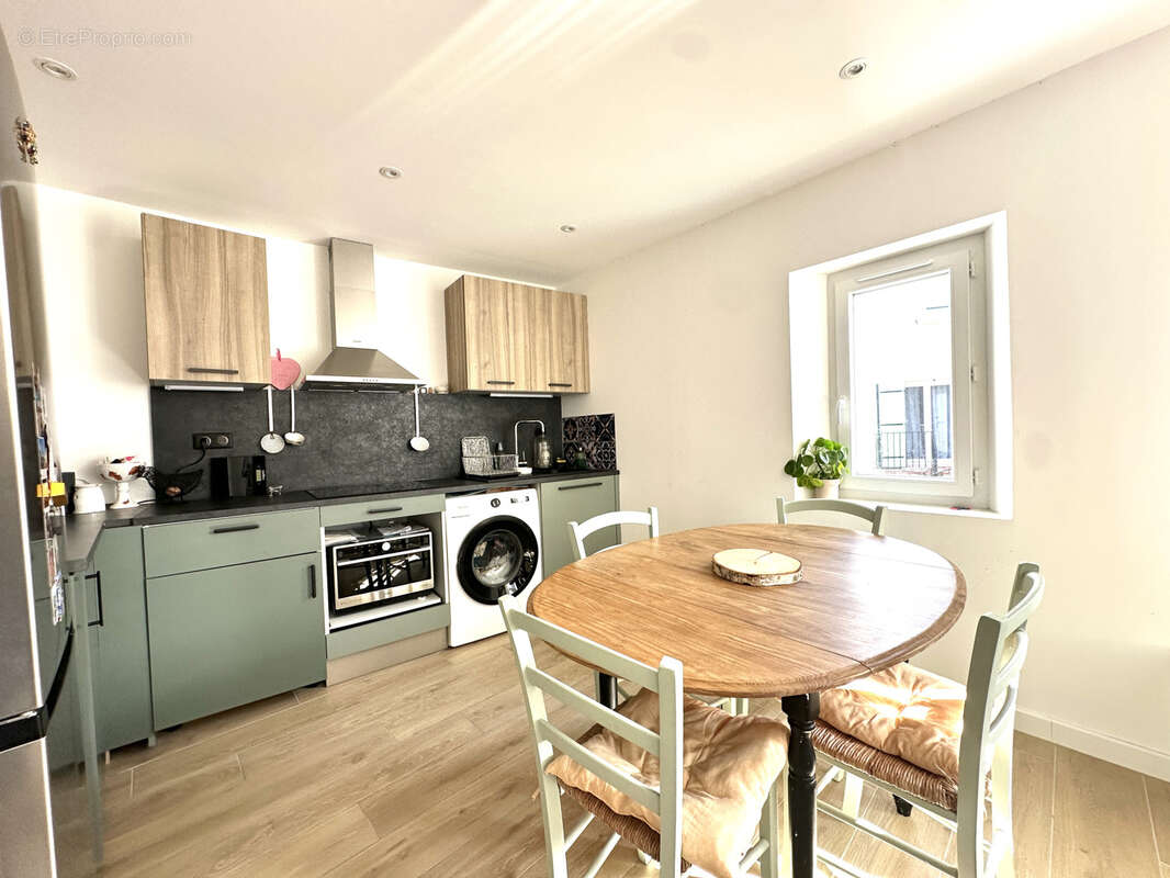 Appartement à CEYRESTE