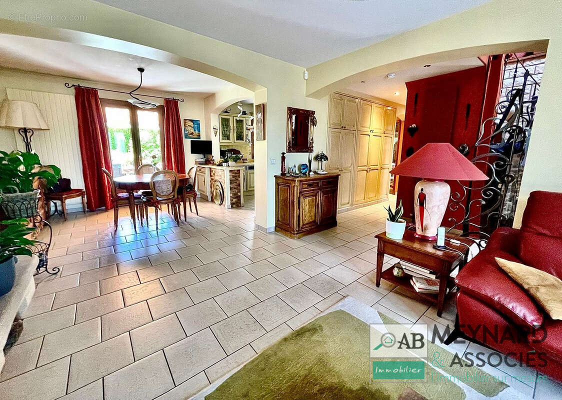 Maison indépendante à vendre à Guerard- 4 chambres - 2 garages - jardin 578m2 - photo 4